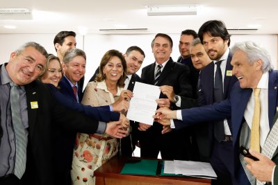 Presidente Jair Bolsonaro assina decreto do interesse social do sal com prefeitos e deputados do RN 4 de junho de 2019
