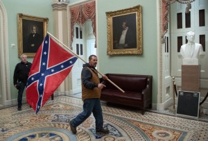 Bandeira confederada é empunhada no Capitólio (Foto: Saul Loeb/AFP-Getty)
