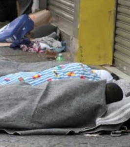 Mendigo, pedinte deitado em farrapos no Mercado da Cobal em Mossoró - Paulo Menezes