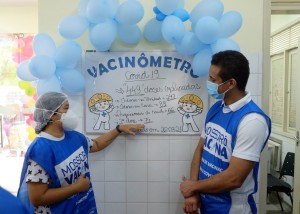 Servidora da Saúde mostra ao prefeito Allyson Bezerra desempenho da vacinação contra a COvid-19 nesse sábado (27) em Mossoró (Foto Allan Phablo)