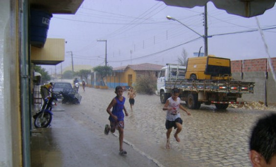 Ah, você não sabe o quanto é bom esse banho de chuva (Foto ilustrativa)