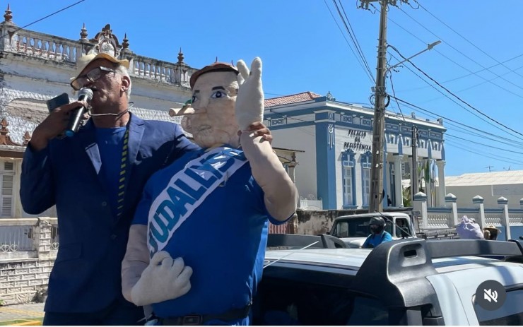 Boneco, mascote do Sindiserpum, desfilou na manifestação desta quarta-feira (Foto: Reprodução do BCS)