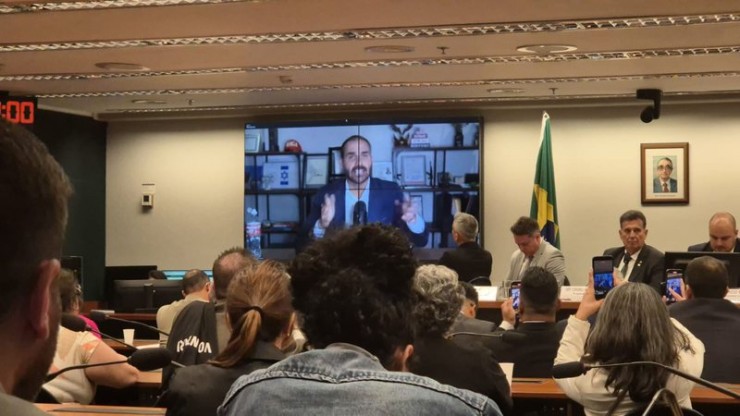 Eduardo Bolsonaro está desde março nos EUA e falou por videoconferência como convidado (Foto: Henrique Branco)