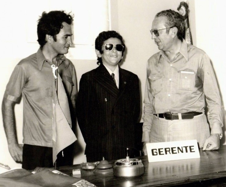 Elviro, em 15 de agosto de 1974, ladeado pelo prefeito Carlos Soares e pelo governador Cortez Pereira, em Areia Branca (Foto: acervo do autor)
