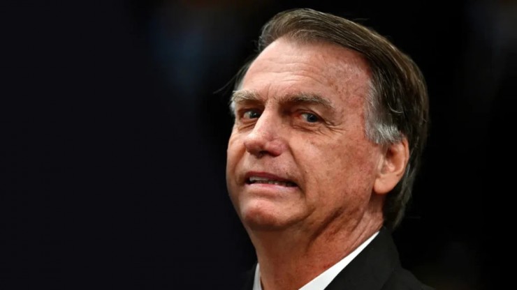 Boa parte dos altos volumes de dinheiro de Bolsonaro foi para esposa e filhos (Foto: Evaristo Sá/AFP)