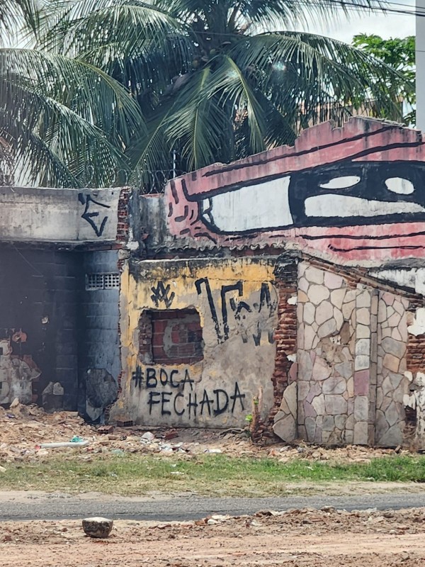 Imóvel em escombros foi derrubado e o que sobrou foi fechado para impedir uso por viciados em droga (Foto cedida)