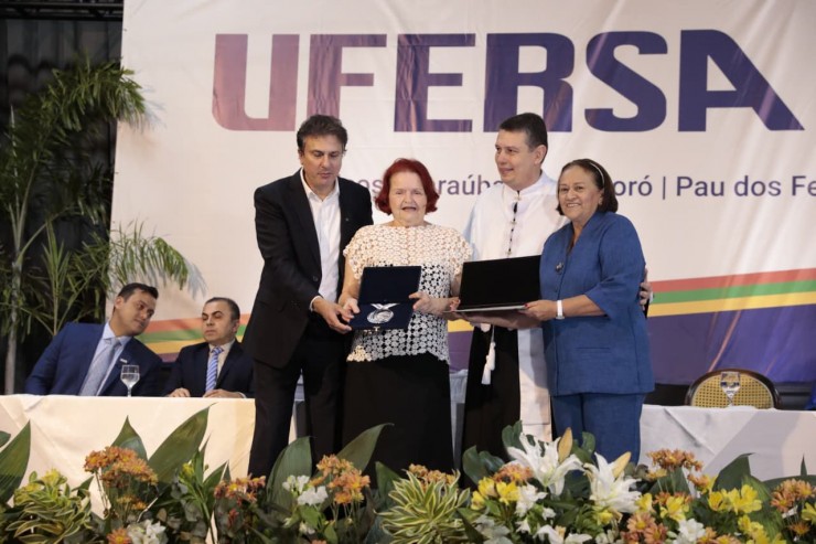 Isaura recebeu medalha do ministro Camilo Santana, reitor Rodrigo Codes e governadora Fátima Bezerra (Foto: Carlos Costa)