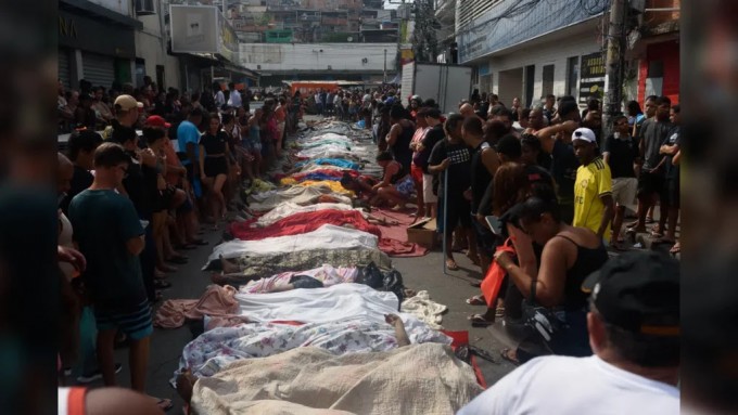 Dezenas de corpos foram  expostos por comunidade após o confronto (Foto: Fabio Teixeira/Anadolu via AFP)