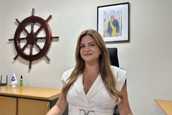 Ana Valda (foto oficial de Lula atrás), é do grupo de Álvaro Dias, adversário do presidente (Foto: Codern/Arquivo)