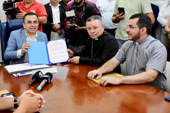 Prefeito, bispo e padre na assinatura do termo (Foto: Célio Duarte)