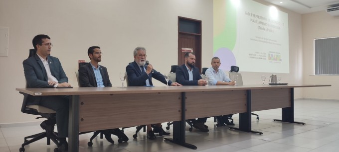 Mesa dos trabalhos no ano passado (Foto: Reprodução)