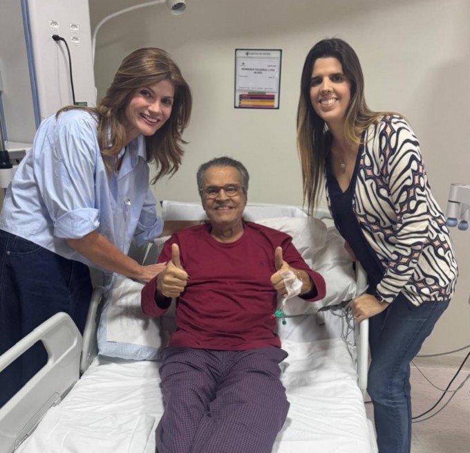 Hentique, entre mulher e filha, sinaliza que está tudo bem (Foto: redes sociais)