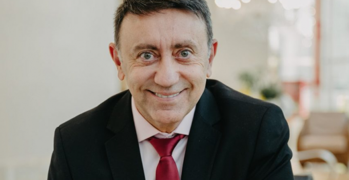 Solano é natural de Olho D'água do Borges, mas com carreira médica e empresarial em Cascavel-PR (Foto: Bruna Scheidt-Revista Aldeia)