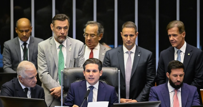 Hugo Motta (centro) conduziu votação após muita polêmica (Foto: Kebec Nogueira/Metrópoles)