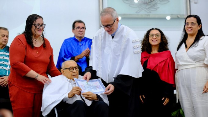 José Felipe recebeu título de Professor Emérito no dia 29 de agosto deste ano (Foto: Cícero Oliveira)