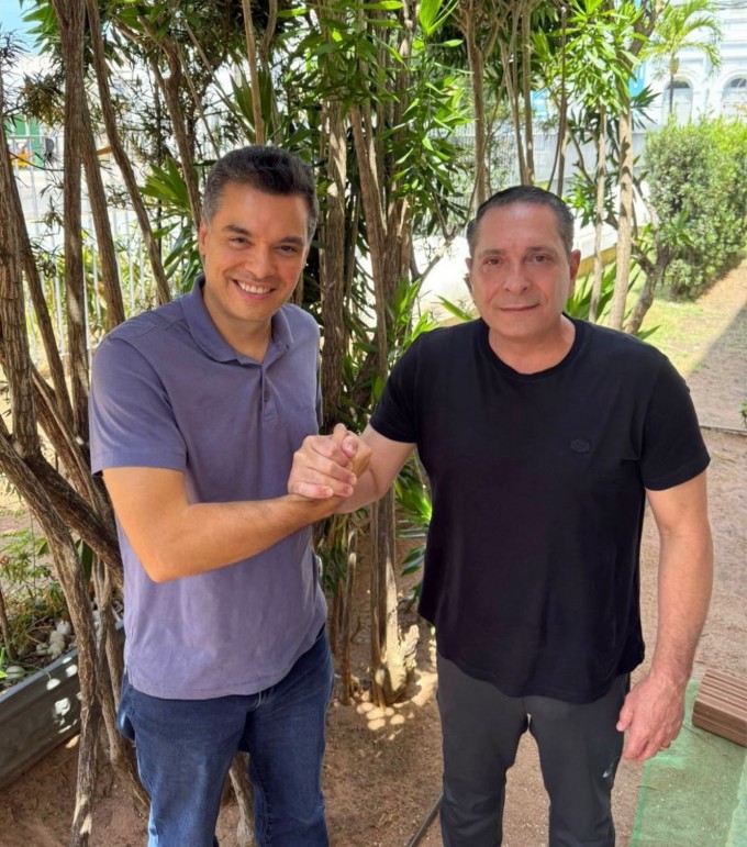 Walter e Ezequiel entrelaçam mãos em pose com mensagem de fácil entendimento (Foto: redes sociais)