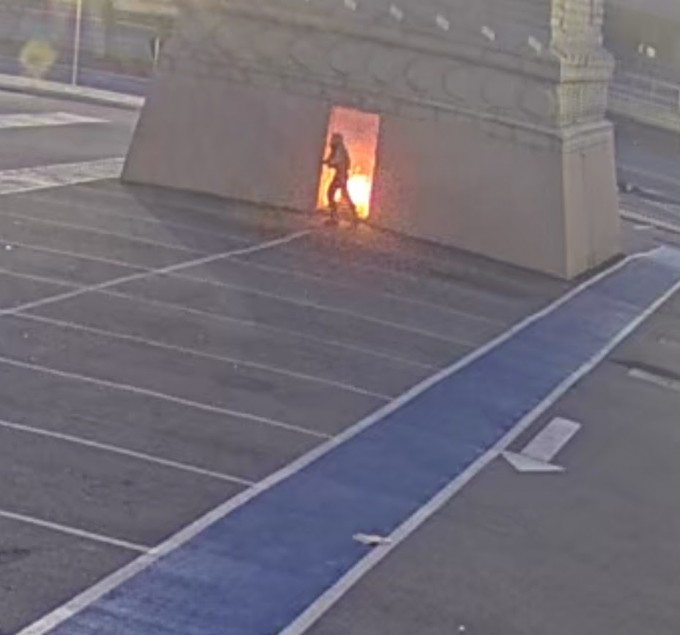 Vídeo mostra desconhecido usando fogo contra símbolo da marca (Foto: reprodução)