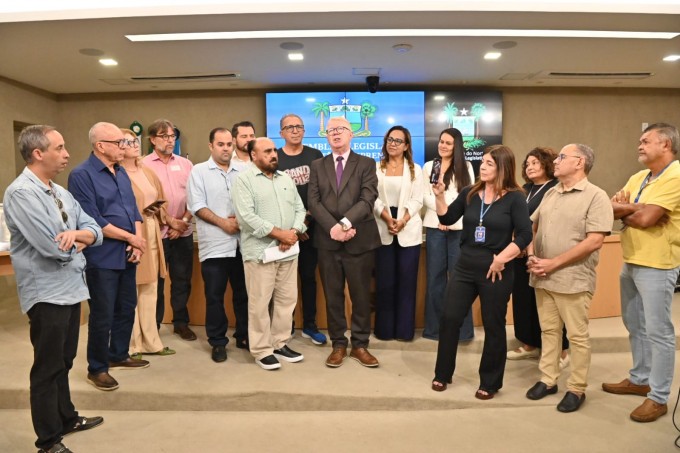 Ubaldo, ao lado de jornalistas, se emocionou com resultado (Foto: Eduardo Maia)