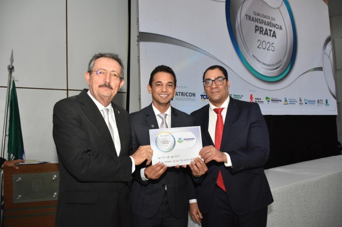 Conselheiro Gilberto Jales, prefeito Allyson Bezerra e procurador-geral do Ministério Público de Contas, Luciano Ramos em evento (Foto: TCE/RN)