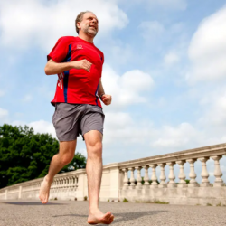 Lieberman mostra processo de evolução do homem desde as cavernas (Foto: The New York Times)