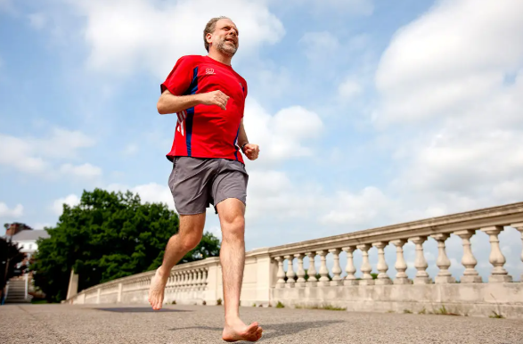 Lieberman mostra processo de evolução do homem desde as cavernas (Foto: The New York Times)