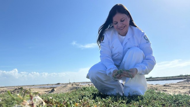 Kelly Kercy Nogueira da Silva foca em planta do ecossistema da região (Foto: divulgação)