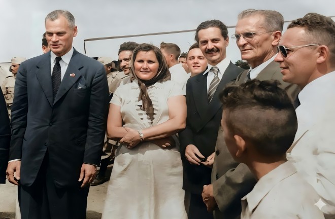Juarez Távora e Jânio Quadros com a companhia de “Vovô Benévolo” (Foto colorizada com recursos de IA)