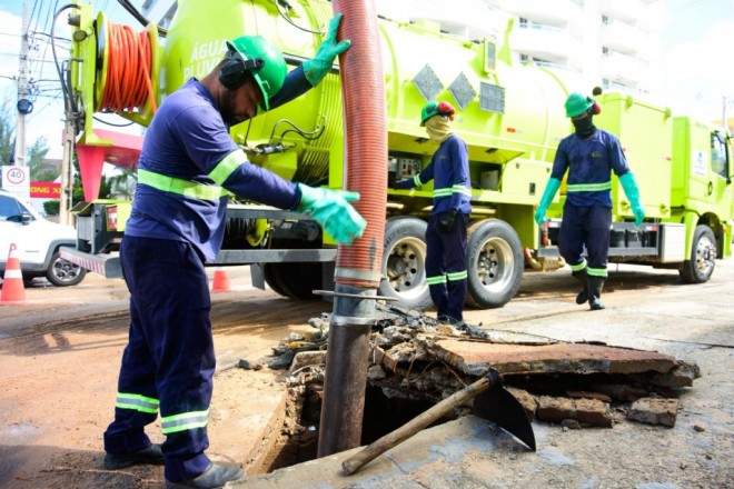 Homens e equipamentos modernos trabalham numa operação intensificada desde o ano passado (Foto: Rodolfo Fernandes)