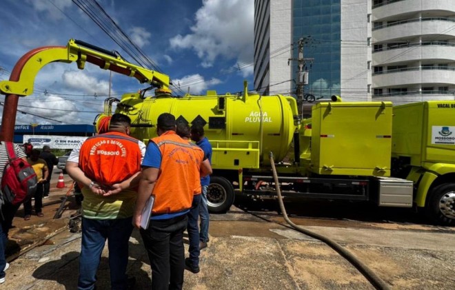 Caminhões de hidrojato (sucção a vácuo) são diferenciais na luta contra a força ds águas (Foto: PMM)