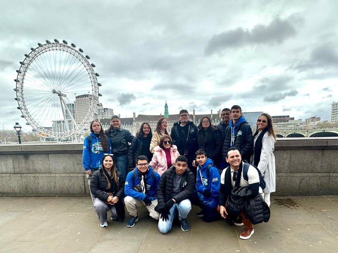 Alunos, ao lado de professoras e do secretário-adjunto, experimentam experiência transformadora (Foto: cedida)