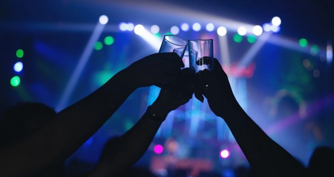 Consumo de álcool tem caído bastante, mas isolamento social preocupa (Imagem: Jcomp/Freepik)