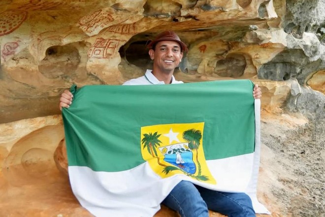 Allyson Bezerra com bandeira do RN em visita a Apodi (Foto: Instagram)