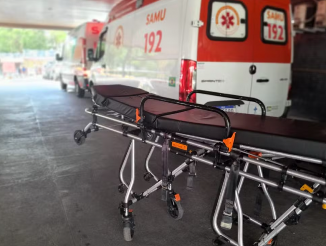 Hospital Walfredo Gurgel: macas, ambulância: saúde comprometida (Foto: Thiago César/Inter TV Cabugi)