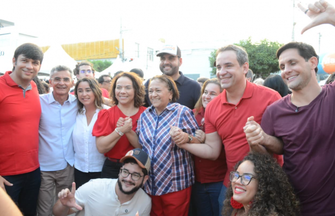 Fátima segura as mãos de sua chapa ao governo, ao lado de outros pré-candidatos (Foto: redes sociais)
