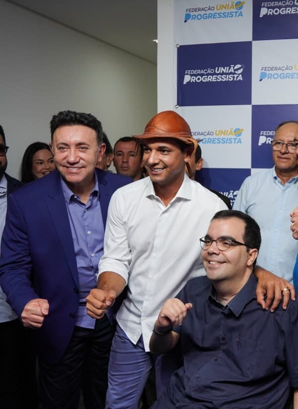 Solano posa ao lado de Allyson Bezerra e de Tércio Tinoco em convenção nesta segunda-feira Foto: divulgação)
