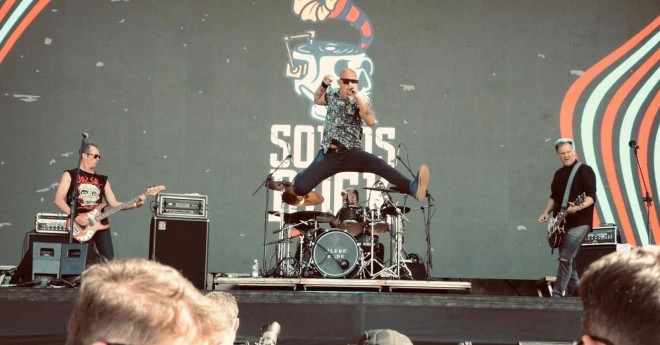 Plebe Rude segue em turnê pelo país revisitando um marco do rock nacional (Foto: Instagram)