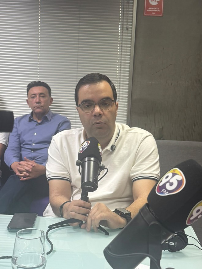 Tinoco deu entrevista ao programa Meio Dia TCM, acompanhado do suplente Dr. Marcos Solano (Foto: 95 FM)