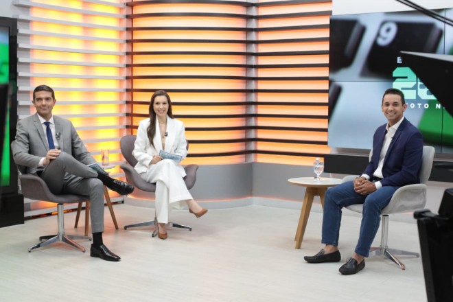 Meirelles e Godeiro entrevistaram Allyson Bezerra (Foto: Demis Roussos)