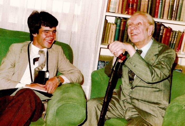 Claudio Pérez Míguez, aos 15 anos, entrevistando Jorge Luis Borges em 1982 (Foto: Reprodução)