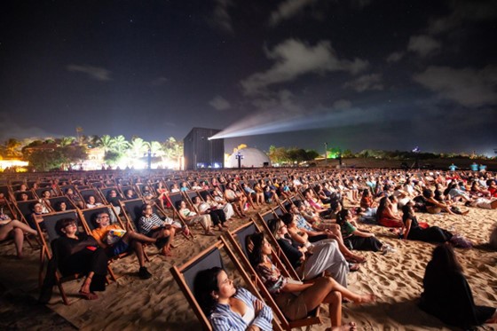 Sala montada na areia conta com 700 espreguiçadeiras (Foto: Sara De Santis/Arquivo)