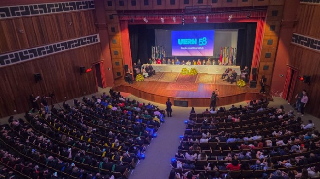 Teatro lotou para evento da Uern à noite dessa segunda-feira (Foto: Uern)