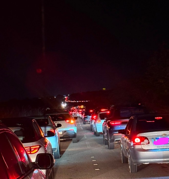Centenas de carros "se arrastaram" na RN-013 no retorno à cidade Foto: BCS)
