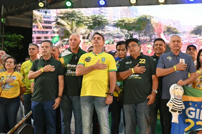 Flávio Bolsonaro fechou programação na Praça Cívica (Foto: Assessoria)