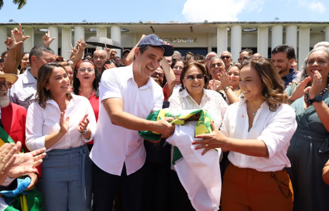 Fátima, com Cadu e Larissa, na rampa de acesso à Governadoria nesta quarta-feira (Foto: Sandro Menezes)