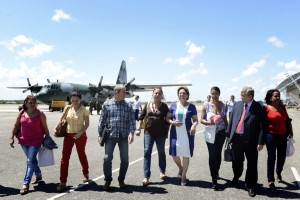 Rosalba e Garibaldi recebem médicos ainda na pista (Elisa Elsie)