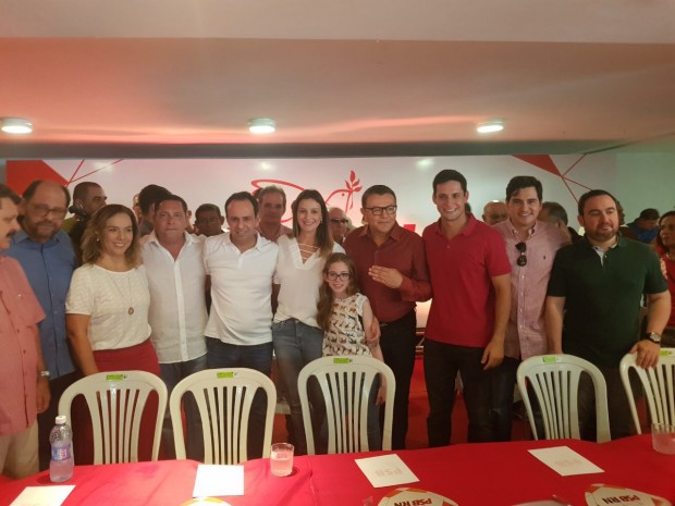 Fábio (centro, de camisa branca) foi anunciado como pré-candidato ao governo em março de 2018, com Ezequiel ao lado (Foto: arquivo)