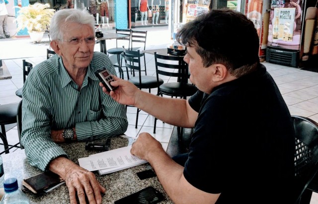 Belmont em entrevista ao jornalista Tárcio Araújo, que apronta livro sobre o rádio local (Foto: arquivo)