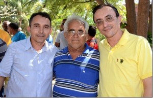 Chico Cunha entre os filhos Toninho e Souza (Foto: Costa Branca News)