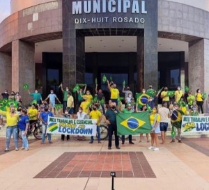 Grupo ocupou a frente do teatro (Foto: redes sociais)