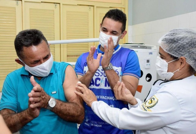 José Américo foi vacinado na UBS do Barrocas, sob aplausos do filho (Foto: reprodução do Canal BCS)